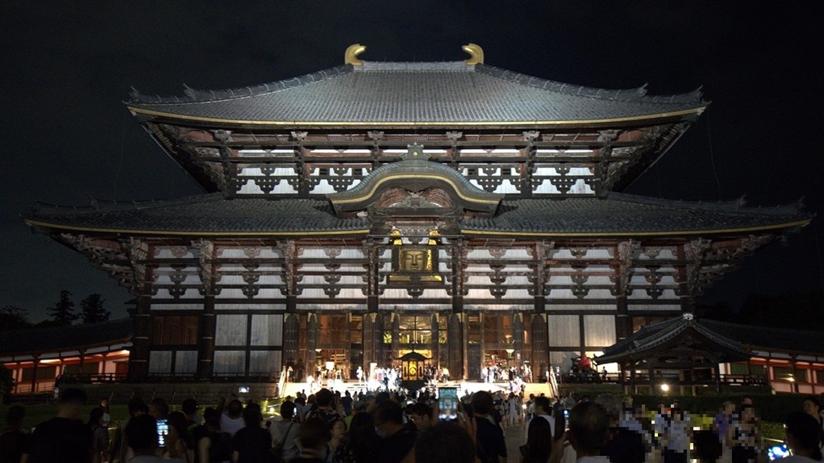 奈良「東大寺」大仏殿の大屋根に輝く”鴟尾”（しび）の写真素材
